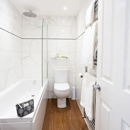 לינה וארוחת בוקר Elder Grove 4*